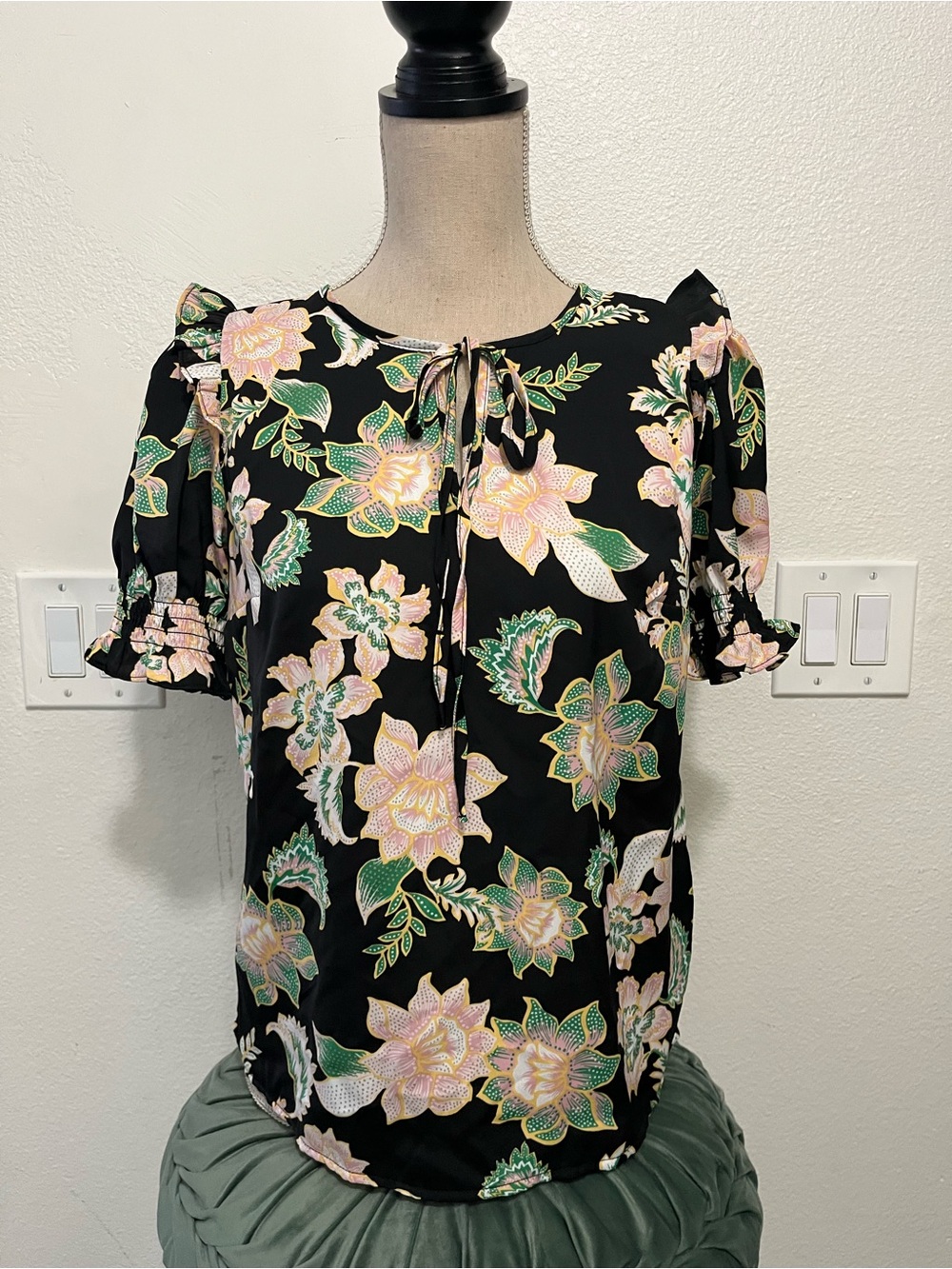 Who What Wear Black Floral Tie-Neck Puff Sleeve Blouse